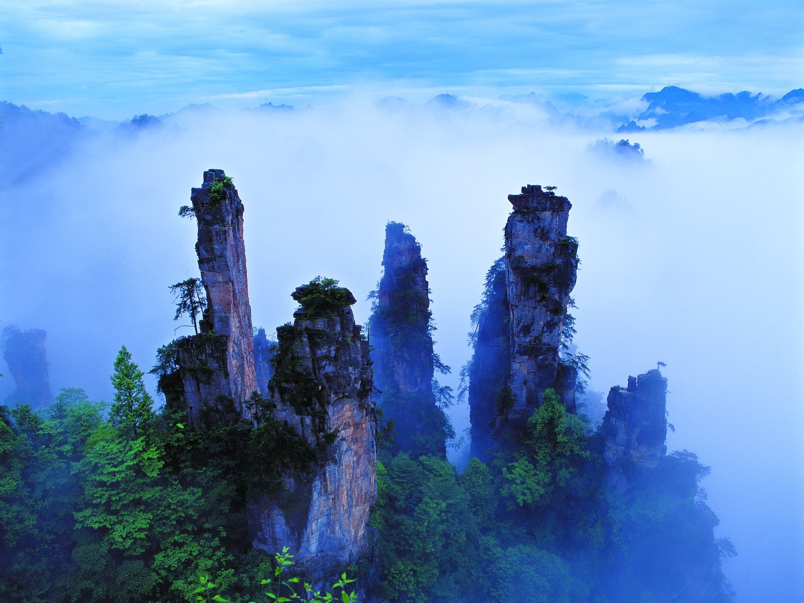 Day 7: Dancing with the Sky – Spectacular Zhangjiajie Peaks